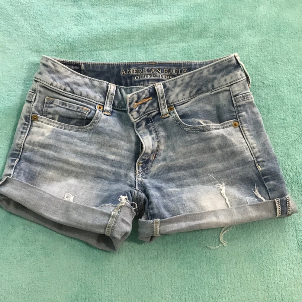 American Eagle light washed jean shorts size 2